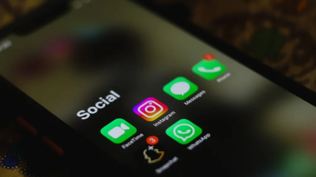 Algoritmo de Instagram 2026: cómo funciona realmente y qué b - A close-up shot of smartphone displaying social media apps icons on screen.