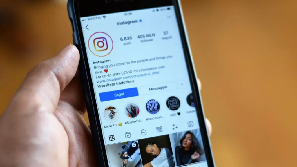 Instagram 2026: cómo usar la app que ya no es solo para foto - Close-up of a smartphone displaying an Instagram profile screen.