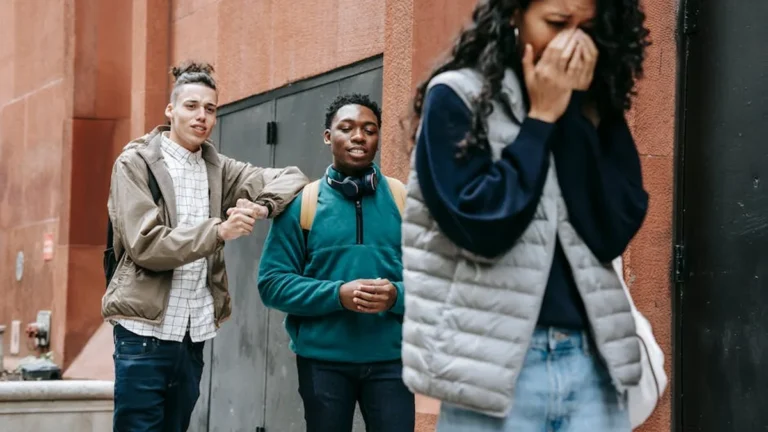 Ansiedad social: síntomas, conductas de evitación y primeros pasos - Ansiedad Laboral en Adultos