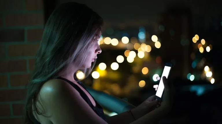 El scroll nocturno: por qué no puedes parar y cómo romper el hábito - Apaga tu Mente