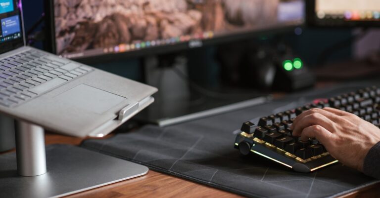 Teclado mecanico en 2026: 5 opciones para escribir 8 horas sin que te duelan los dedos