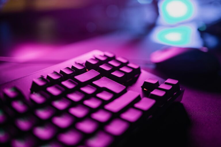 Teclado mecanico barato en 2026: 5 opciones que escriben como los de 150€