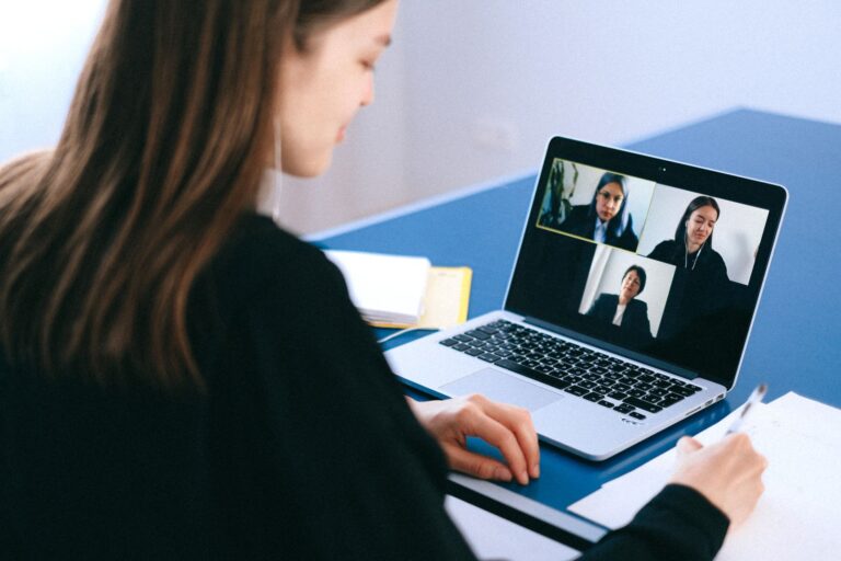 Las 5 mejores webcams para teletrabajo en 2026 (que no te cortan la cara)