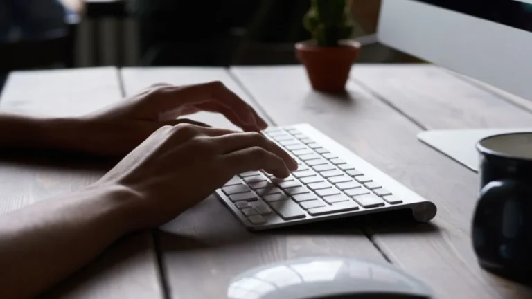 5 teclados ergonómicos split para proteger tus manos