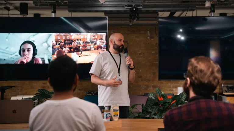 Altavoz portátil con micrófono: los 5 para llamadas en grupo