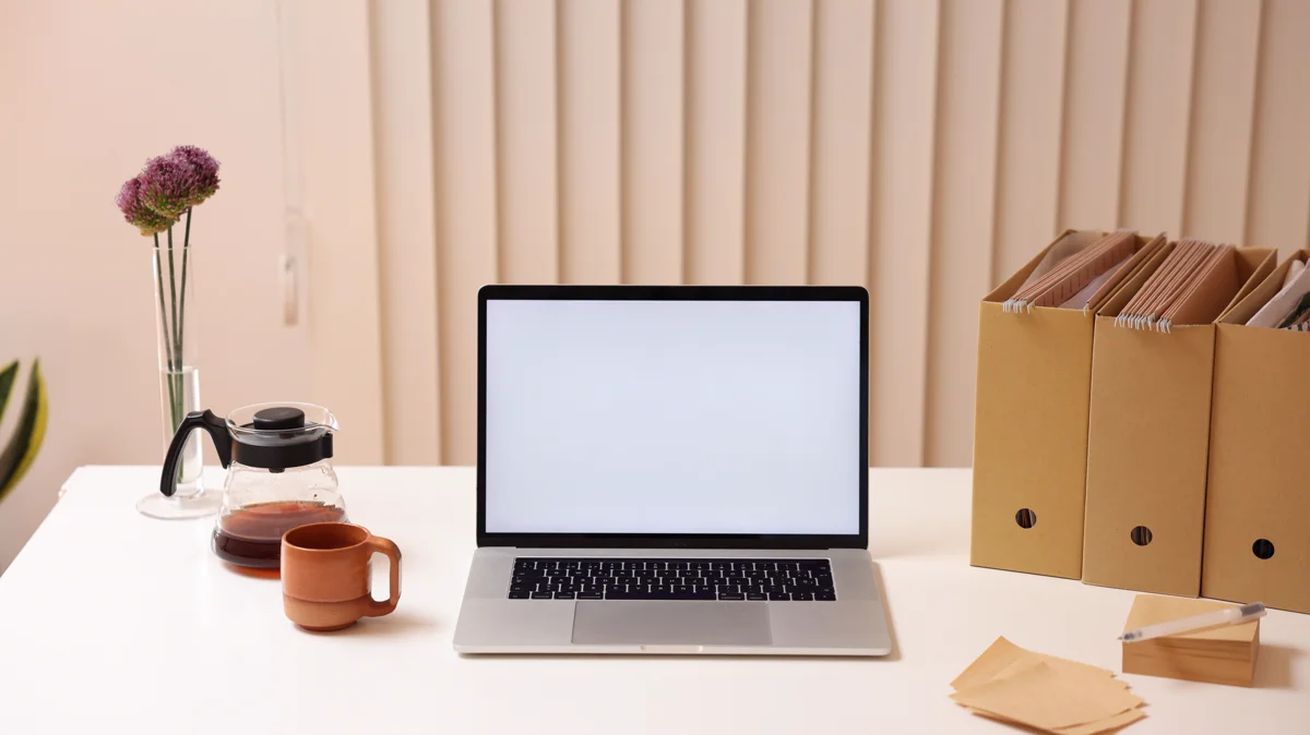 Portátil sobre un escritorio ordenado en un espacio de trabajo tranquilo